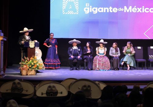 🇲🇽 Anoche, Lucero acompañó con mucho gusto a la Gobernadora Tere Jiménez y a Verónica González, Directora General del Buró de Congresos y Visitantes, en la inauguración del LXXXI Campeonato Nacional Charro “Pascual Ortiz Rubio – Vive Libre”.