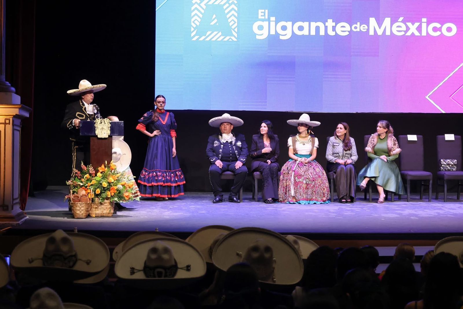 🇲🇽 Anoche, Lucero acompañó con mucho gusto a la Gobernadora Tere Jiménez y a Verónica González, Directora General del Buró de Congresos y Visitantes, en la inauguración del LXXXI Campeonato Nacional Charro “Pascual Ortiz Rubio – Vive Libre”.