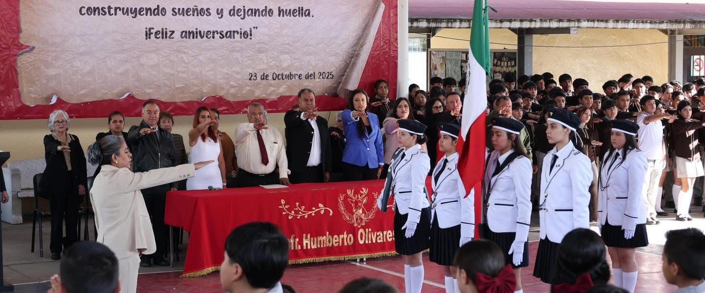 🇲🇽 Esta mañana, Lucero Espinoza tuvo el honor de acompañar a la comunidad educativa de la Secundaria Técnica No. 23 Humberto Olivares Santana, en el marco del 42 aniversario de su fundación.
