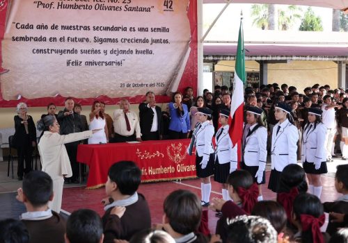 🇲🇽 Esta mañana, Lucero Espinoza tuvo el honor de acompañar a la comunidad educativa de la Secundaria Técnica No. 23 Humberto Olivares Santana, en el marco del 42 aniversario de su fundación.