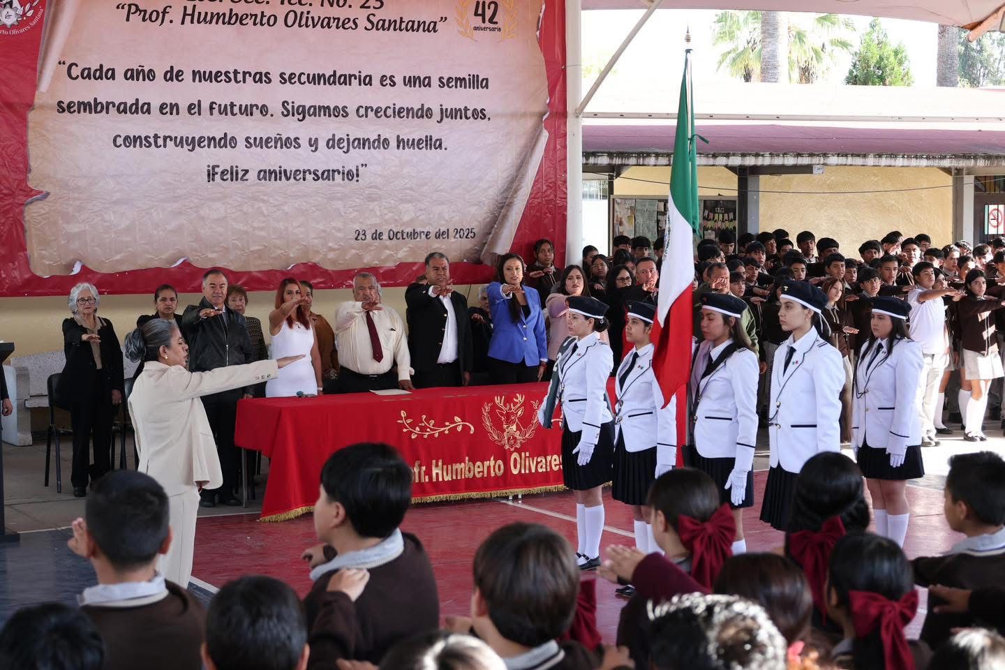 🇲🇽 Esta mañana, Lucero Espinoza tuvo el honor de acompañar a la comunidad educativa de la Secundaria Técnica No. 23 Humberto Olivares Santana, en el marco del 42 aniversario de su fundación.