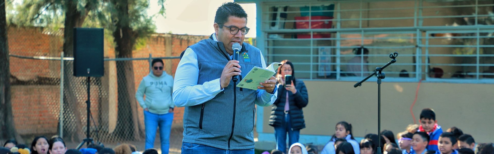 CELEBRA CÉSAR MEDINA EL DÍA NACIONAL DEL LIBRO CON MENORES DE LA ESCUELA “LA BUENA TIERRA”