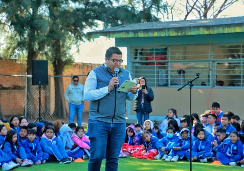 CELEBRA CÉSAR MEDINA EL DÍA NACIONAL DEL LIBRO CON MENORES DE LA ESCUELA “LA BUENA TIERRA”