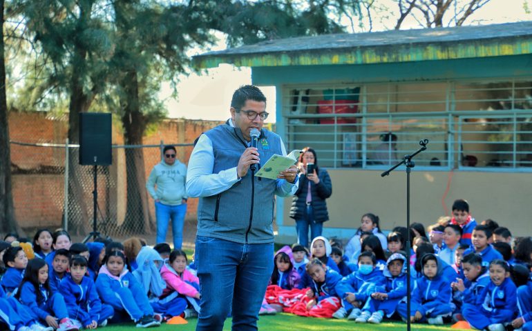 CELEBRA CÉSAR MEDINA EL DÍA NACIONAL DEL LIBRO CON MENORES DE LA ESCUELA “LA BUENA TIERRA”