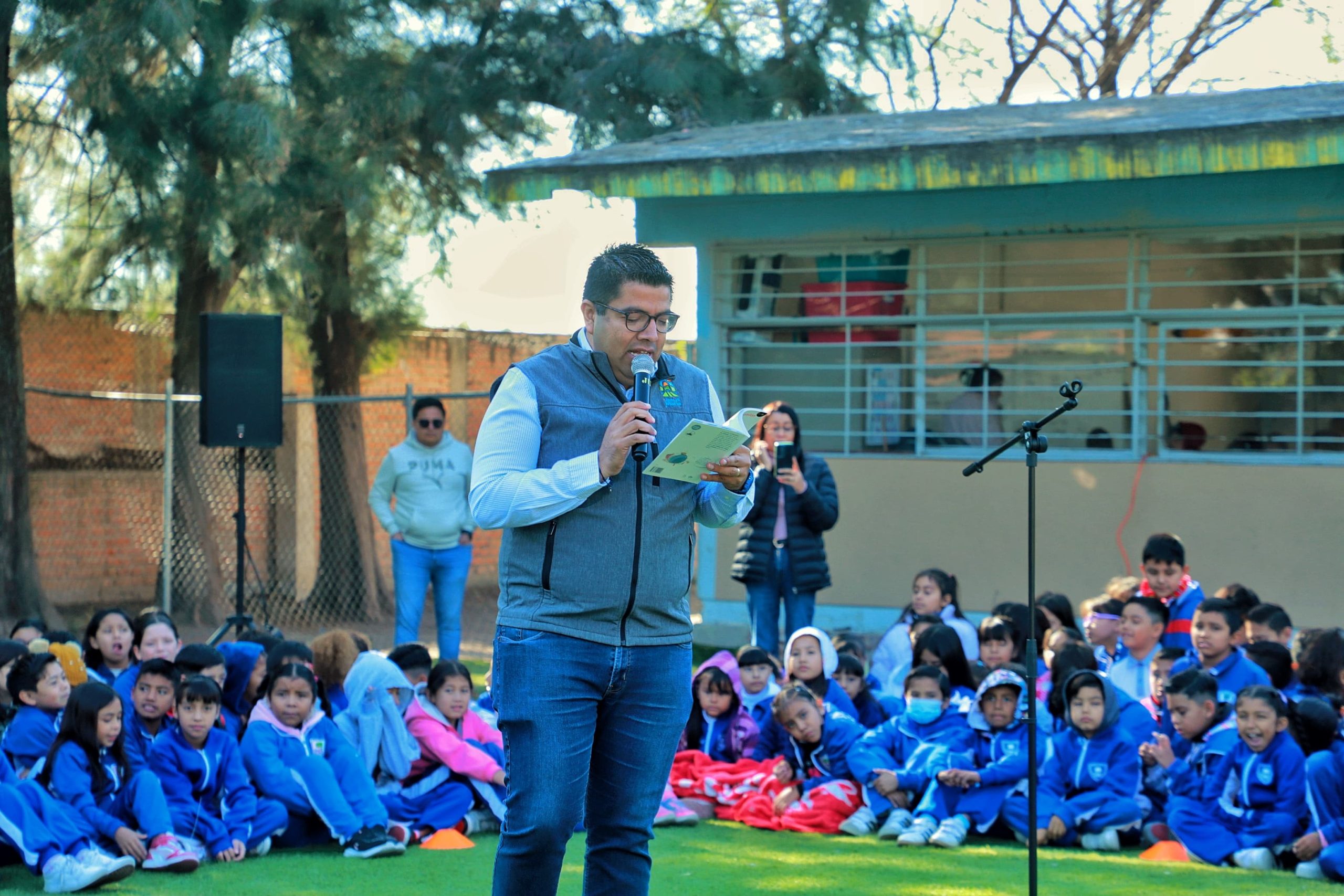 CELEBRA CÉSAR MEDINA EL DÍA NACIONAL DEL LIBRO CON MENORES DE LA ESCUELA “LA BUENA TIERRA”