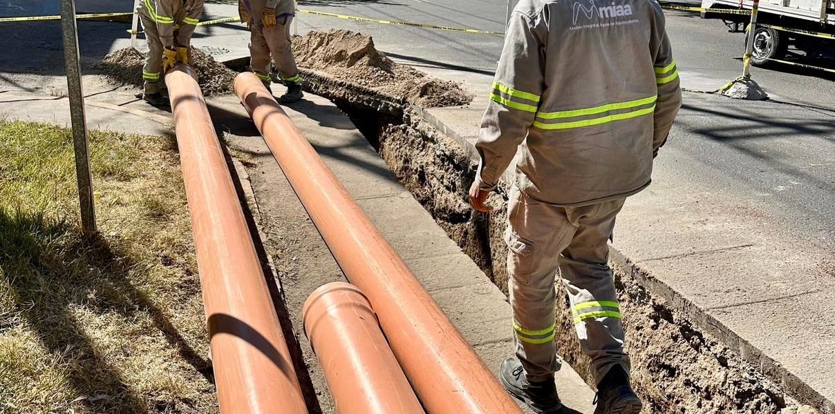 REALIZA MIAA OBRA DE SUSTITUCIÓN DE TUBERÍA SANITARIA EN AVENIDA INDEPENDENCIA