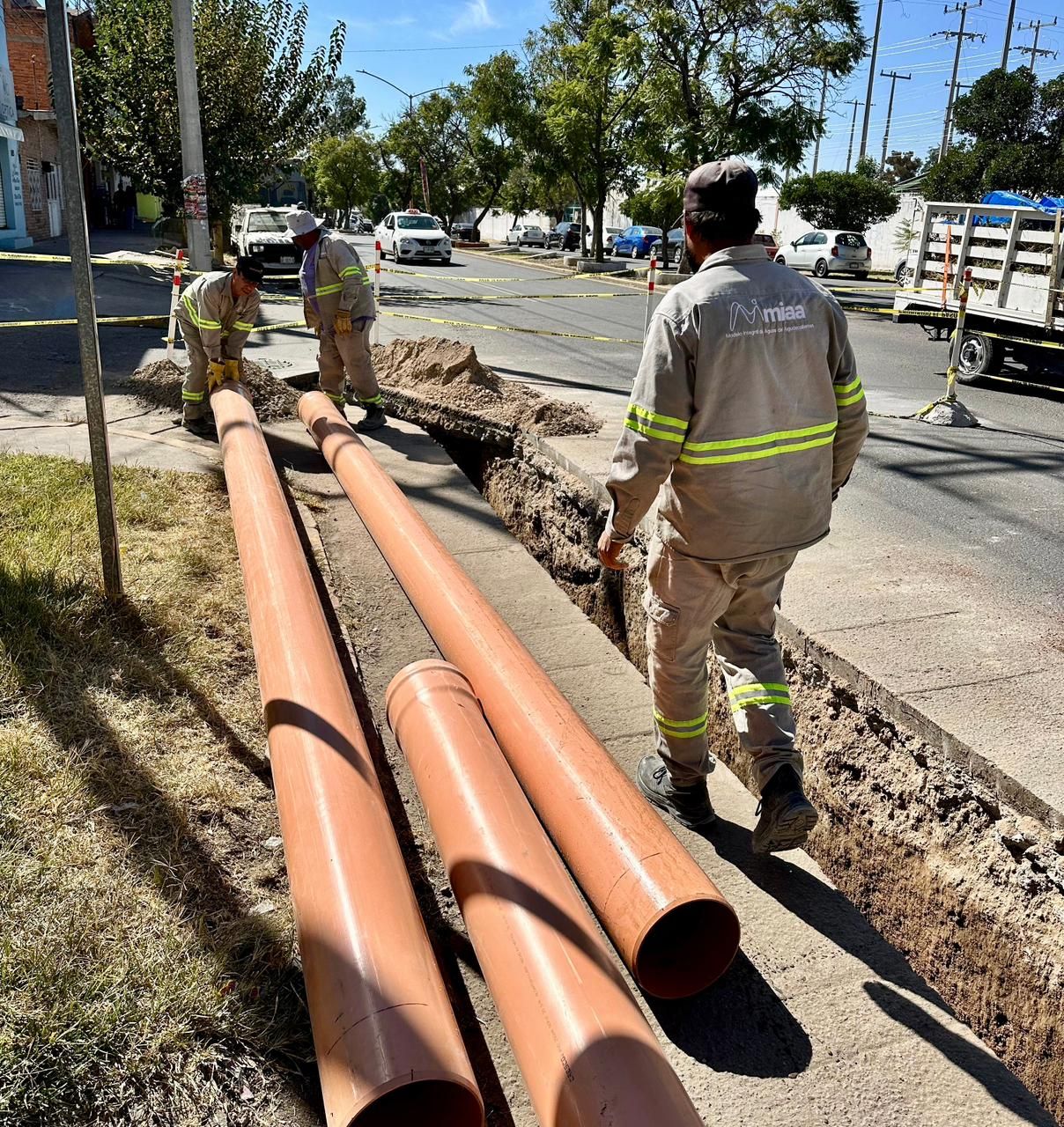 REALIZA MIAA OBRA DE SUSTITUCIÓN DE TUBERÍA SANITARIA EN AVENIDA INDEPENDENCIA