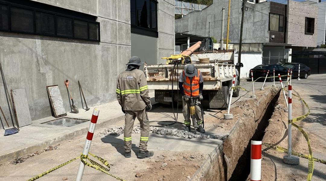 ✅👷🏼‍♂️ Continuamos con los trabajos de rehabilitación y saneamiento de la red central de alcantarillado, con lo cual brindaremos un servicio de calidad a los usuarios. 🚧🕳️🚧