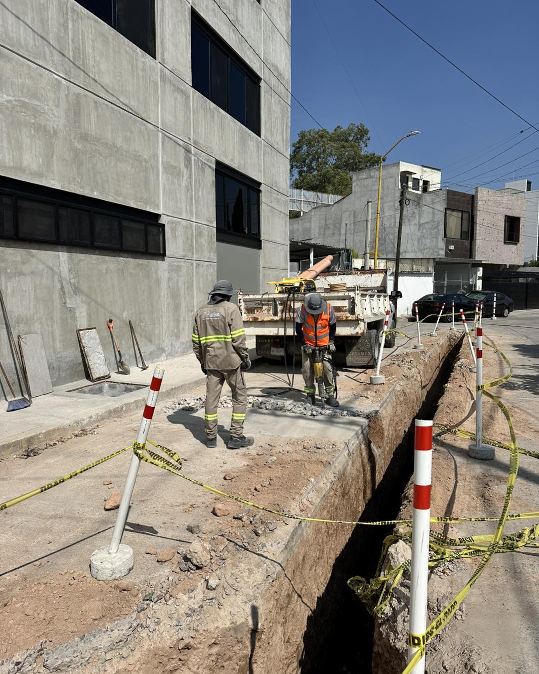 ✅👷🏼‍♂️ Continuamos con los trabajos de rehabilitación y saneamiento de la red central de alcantarillado, con lo cual brindaremos un servicio de calidad a los usuarios. 🚧🕳️🚧