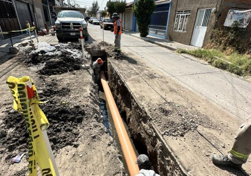 ✅👷🏼‍♂️ Realizamos la colocación de la tubería central de la red de alcantarillado, con lo cual obtendremos un correcto flujo de las descargas sanitarias, evitando el brote de agua negra a la superficie. 🚧🕳️🚧