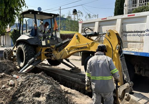 ✅👷🏼‍♂️ Comenzamos con los trabajos necesarios para la rehabilitación y saneamiento de la red central de alcantarillado, con lo cual evitaremos el brote de agua negra a la superficie. 🚧🕳️🚧