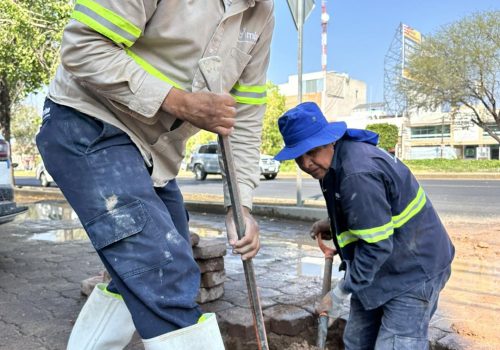✅👷🏼‍♂️ Realizaremos la reparación de una fuga de agua potable, la cual se originó por el daño de una manguera, misma qué remplazaremos a la brevedad posible. 💧👍🏻🔧