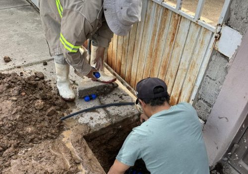 ✅👷🏼‍♂️ Una manguera dañada provocó una fuga de agua potable, realizaremos los trabajos necesarios para su reparación inmediata. 💧👍🏻🔧