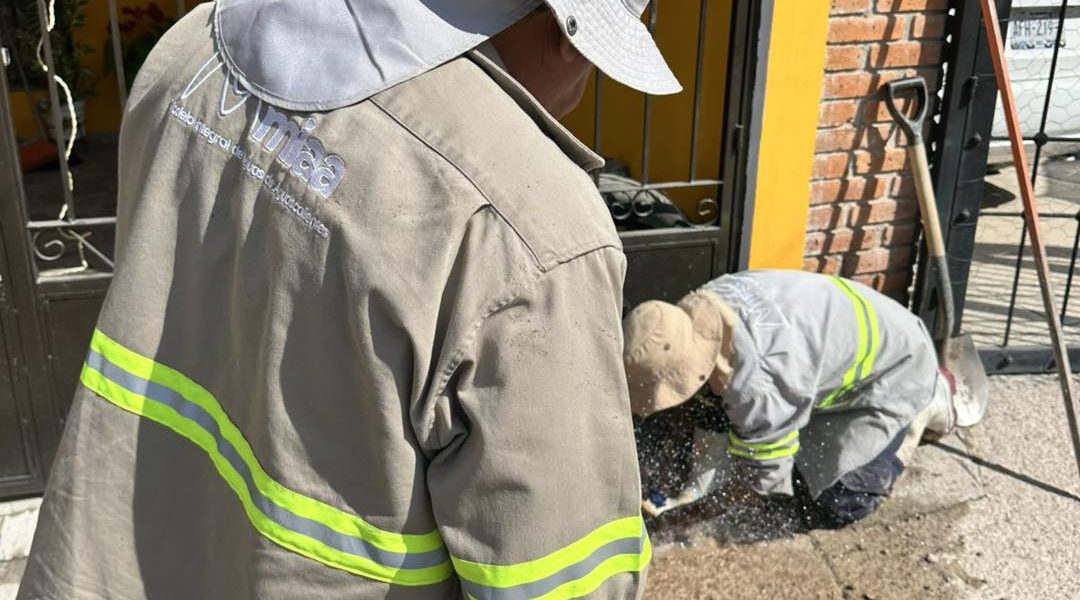 ✅👷🏼‍♂️ Atendimos el reporte de una fuga de agua potable, la cual reparamos a la brevedad remplazando las piezas dañadas. 🔧💧👍🏻