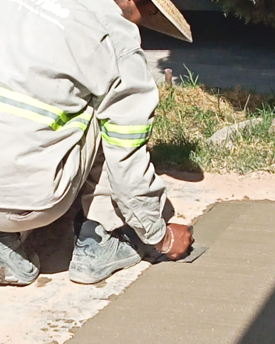 ✅👷 Nuestras cuadrillas continúan realizando trabajos de bacheo en distintos sectores de la ciudad, para así concluir las obras posteriores a la reparación de fugas y cumplir con las y los usuarios. 🚧🕳️👍🏻