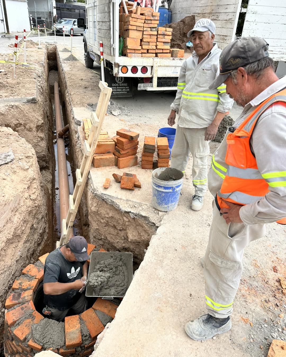 ✅👷🏼‍♂️ Realizaremos los trabajos necesarios para la construcción de un pozo de visita en el tramo rehabilitado de la red central de alcantarillado. 🚧🕳️🚧