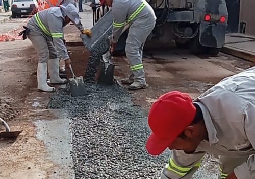 ✅👷Después de reparar fugas y rehabilitar tuberías para mejorar el servicio de los usuarios, las cuadrillas de MIAA realizan el trabajo de bacheo en los diferentes sectores de la ciudad, asegurando que cada obra quede totalmente concluida.