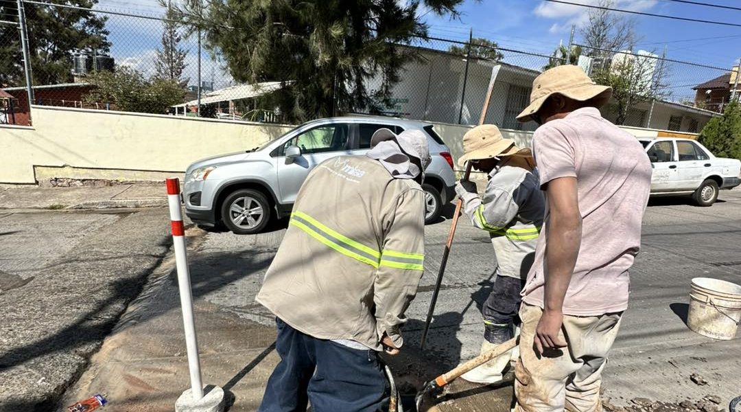 ✅👷🏼‍♂️ Atenderemos el reporte de una fuga de agua potable en una vialidad, la cual repararemos a la brevedad posible para garantizar un correcto servicio. 💧👍🏻🔧