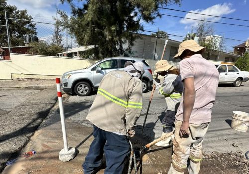 ✅👷🏼‍♂️ Atenderemos el reporte de una fuga de agua potable en una vialidad, la cual repararemos a la brevedad posible para garantizar un correcto servicio. 💧👍🏻🔧