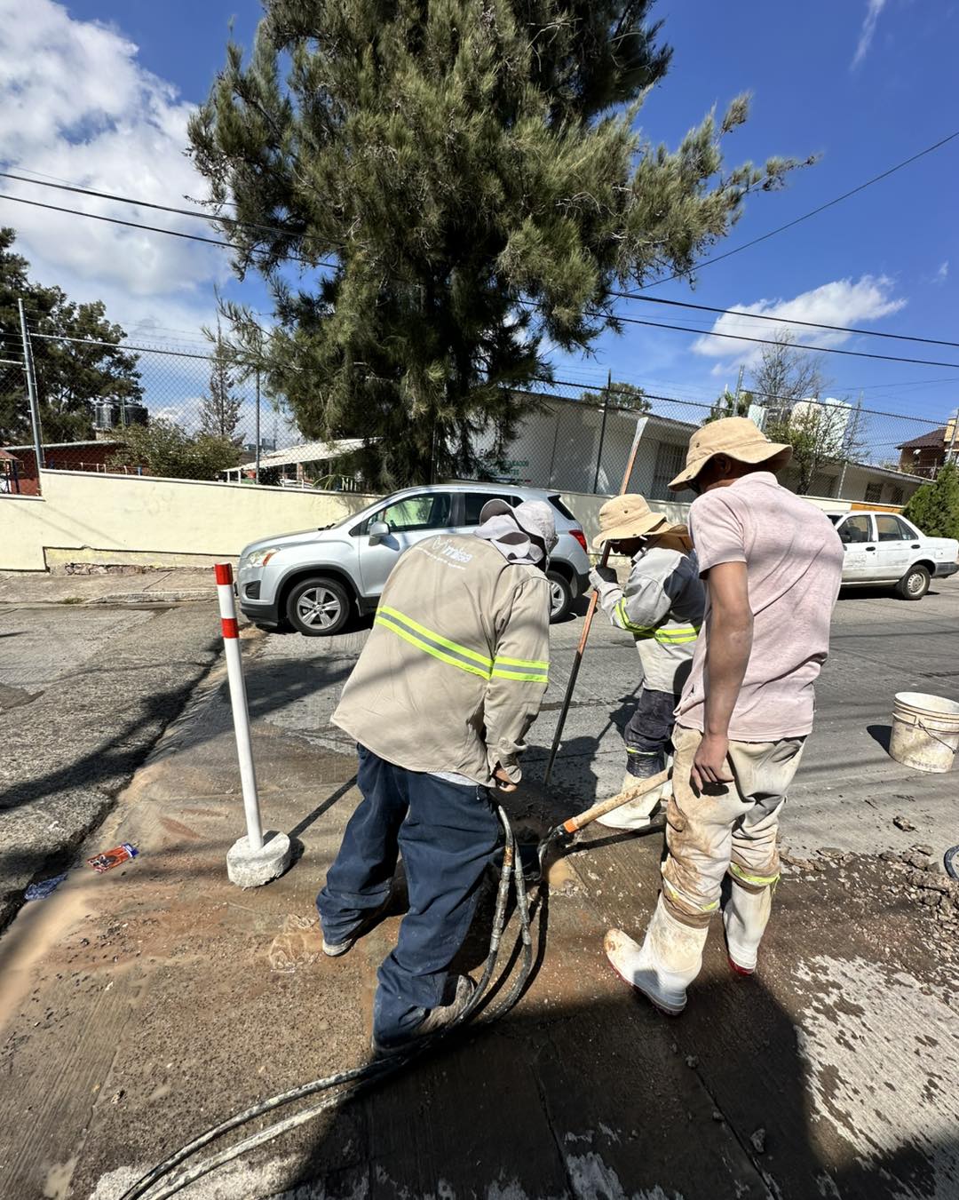 ✅👷🏼‍♂️ Atenderemos el reporte de una fuga de agua potable en una vialidad, la cual repararemos a la brevedad posible para garantizar un correcto servicio. 💧👍🏻🔧