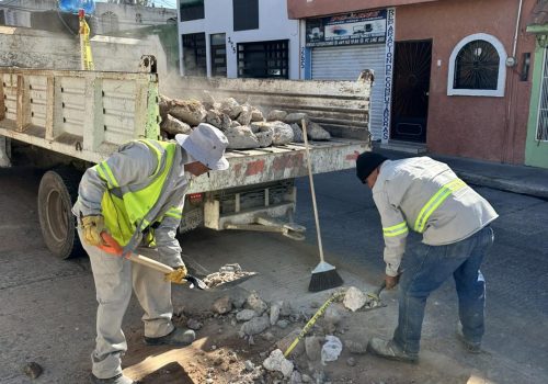 ✅👷🏼‍♂️ Una de las funciones del área de bacheo es remover los diversos escombros generados en las reparaciones realizadas, es por ello que las cuadrillas operativas a diario realizan la limpieza en las diferentes banquetas y vialidades afectadas. 🚧🚚🚧