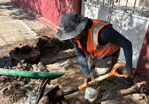 ✅👷🏼‍♂️ Detectamos una fuga de agua potable en una banqueta, realizaremos los trabajos necesarios para su reparación inmediata y así evitar el desperdicio del vital líquido. 👍🏻🔧💧