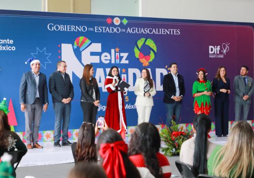 TERE Y AURORA JIMÉNEZ COMPARTEN LA ALEGRÍA NAVIDEÑA CON NIÑAS, NIÑOS Y ADOLESCENTES DE CASA DIF