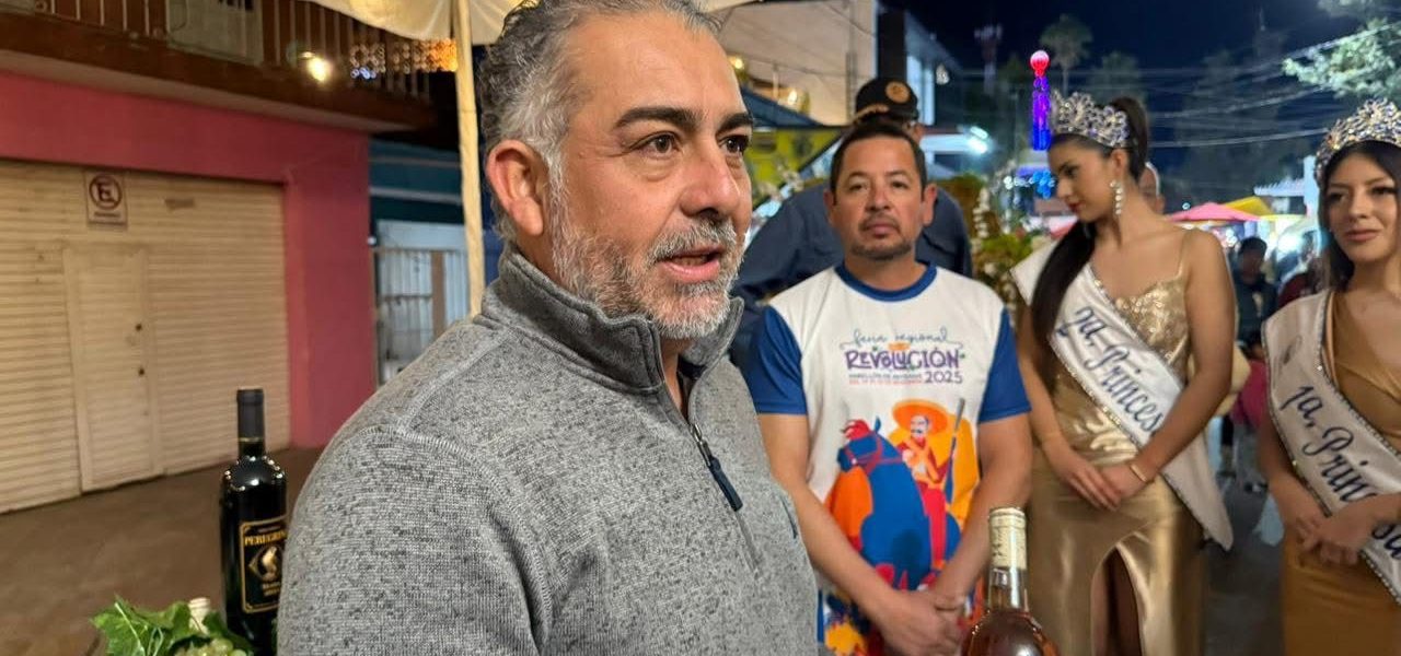 Anoche inauguramos el Corredor de Tierra de Vinos dentro de la FRR2025, un espacio único donde 9 vinícolas de nuestro municipio comparten con orgullo su trabajo, su historia y la calidad de sus vinos. 🍷✨