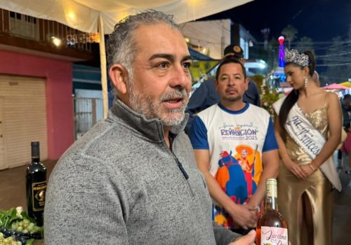 Anoche inauguramos el Corredor de Tierra de Vinos dentro de la FRR2025, un espacio único donde 9 vinícolas de nuestro municipio comparten con orgullo su trabajo, su historia y la calidad de sus vinos. 🍷✨