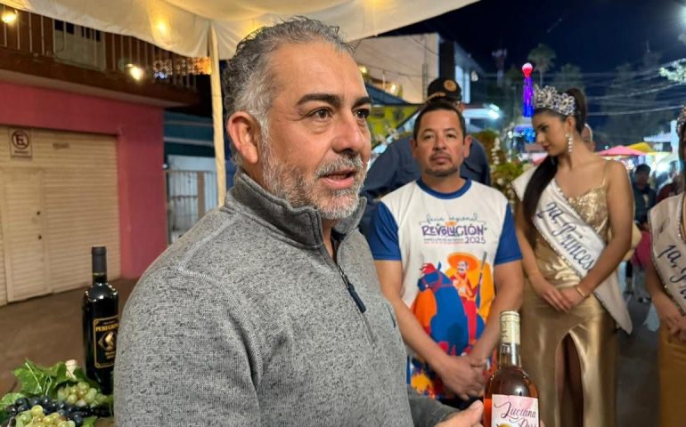 Anoche inauguramos el Corredor de Tierra de Vinos dentro de la FRR2025, un espacio único donde 9 vinícolas de nuestro municipio comparten con orgullo su trabajo, su historia y la calidad de sus vinos. 🍷✨