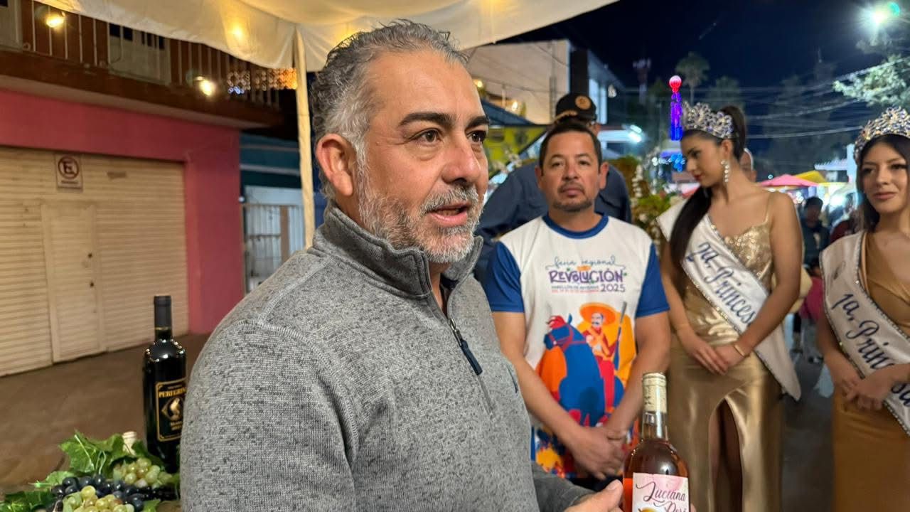 Anoche inauguramos el Corredor de Tierra de Vinos dentro de la FRR2025, un espacio único donde 9 vinícolas de nuestro municipio comparten con orgullo su trabajo, su historia y la calidad de sus vinos. 🍷✨