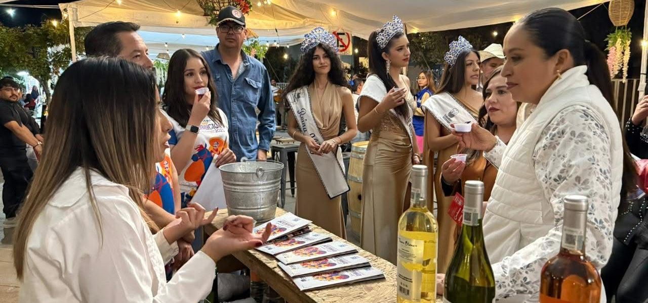 Como parte del programa de la Feria Regional de la Revolución 2025, se llevó a cabo la inauguración del Corredor Emprendedor, encabezada por la Presidenta Municipal Lucero Espinoza, regidores y autoridades del H. Ayuntamiento, acompañados por la Reina y Princesas de la FRR2025. 👑