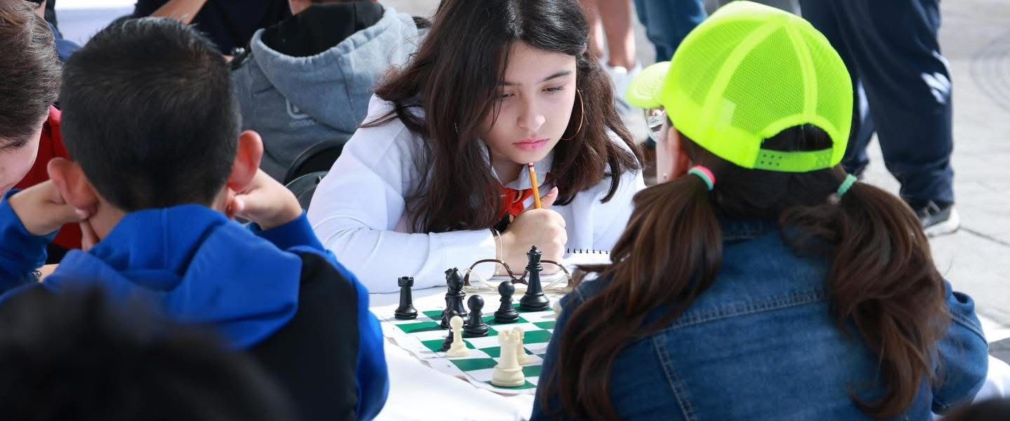 ¡Iniciamos este día con el Torneo de Ajedrez en la Explanada de los Símbolos Patrios! ♟️✨