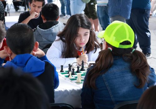 ¡Iniciamos este día con el Torneo de Ajedrez en la Explanada de los Símbolos Patrios! ♟️✨