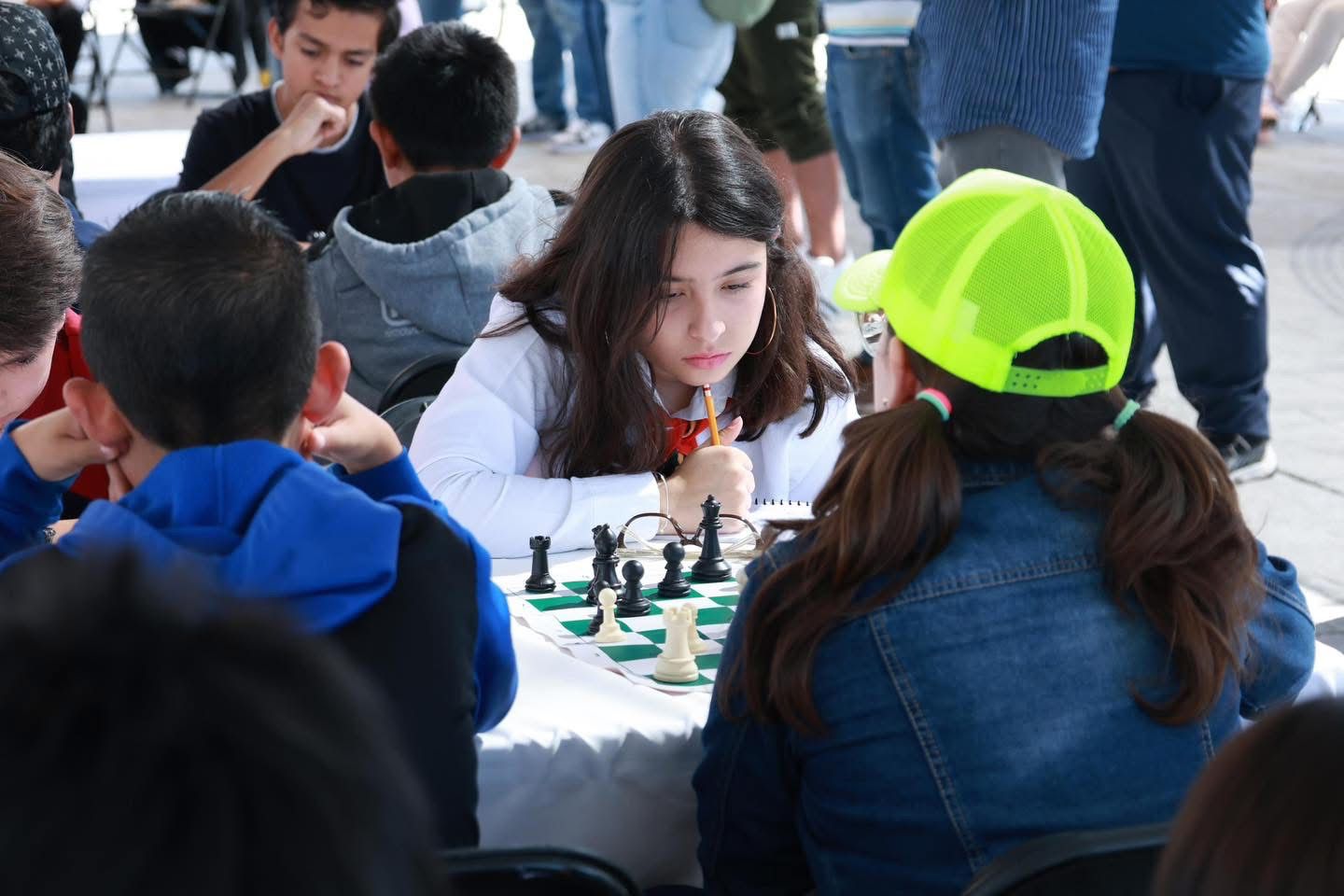 ¡Iniciamos este día con el Torneo de Ajedrez en la Explanada de los Símbolos Patrios! ♟️✨