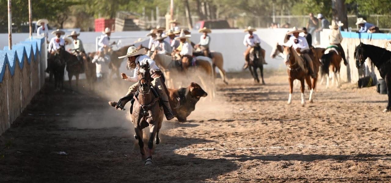 🤠🇲🇽 El día de ayer vivimos la Charreada de Inicio de Feria, un arranque lleno de tradición, pasión y orgullo mexicano en el Lienzo Charro “Revolución”. 🐎✨