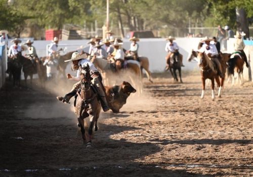 🤠🇲🇽 El día de ayer vivimos la Charreada de Inicio de Feria, un arranque lleno de tradición, pasión y orgullo mexicano en el Lienzo Charro “Revolución”. 🐎✨