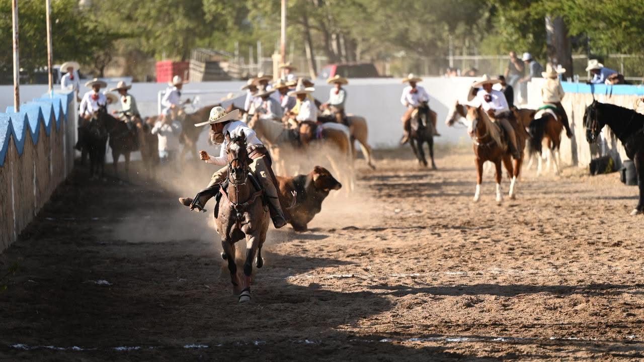 🤠🇲🇽 El día de ayer vivimos la Charreada de Inicio de Feria, un arranque lleno de tradición, pasión y orgullo mexicano en el Lienzo Charro “Revolución”. 🐎✨