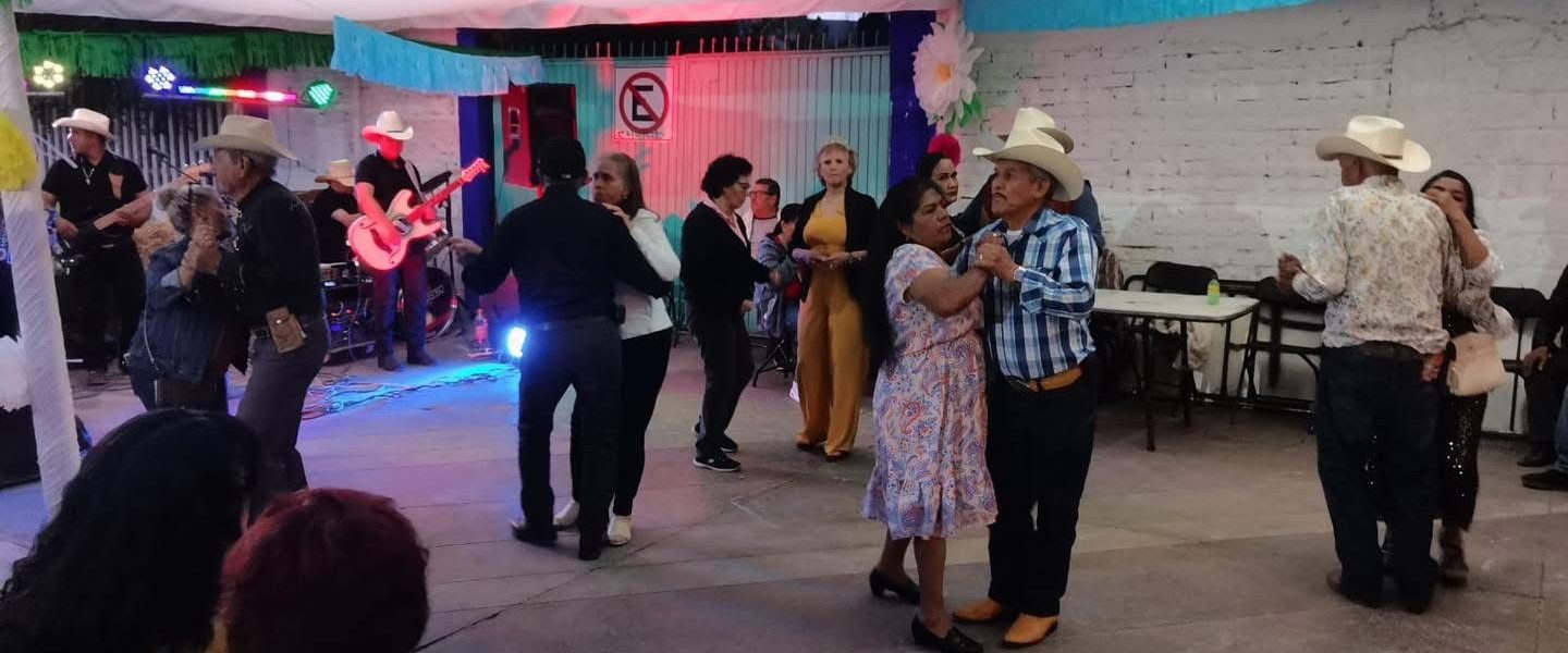 ✨ La Plaza del Abuelo se llenó de música, baile y alegría, creando un ambiente especial para compartir y disfrutar en comunidad.