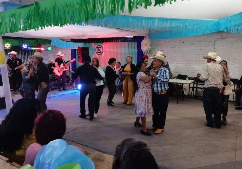 ✨ La Plaza del Abuelo se llenó de música, baile y alegría, creando un ambiente especial para compartir y disfrutar en comunidad.