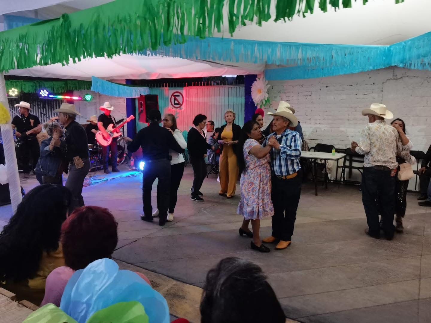 ✨ La Plaza del Abuelo se llenó de música, baile y alegría, creando un ambiente especial para compartir y disfrutar en comunidad.