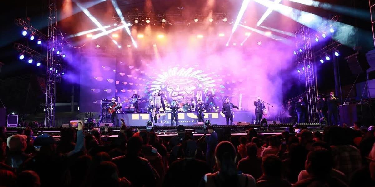 🔥🎶 ¡Tropicalisísimo Apache hizo vibrar el Teatro del Pueblo! 🎶🔥