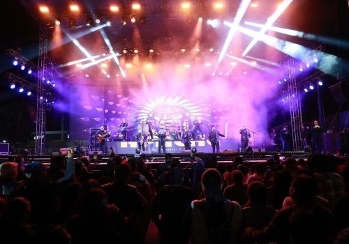 🔥🎶 ¡Tropicalisísimo Apache hizo vibrar el Teatro del Pueblo! 🎶🔥