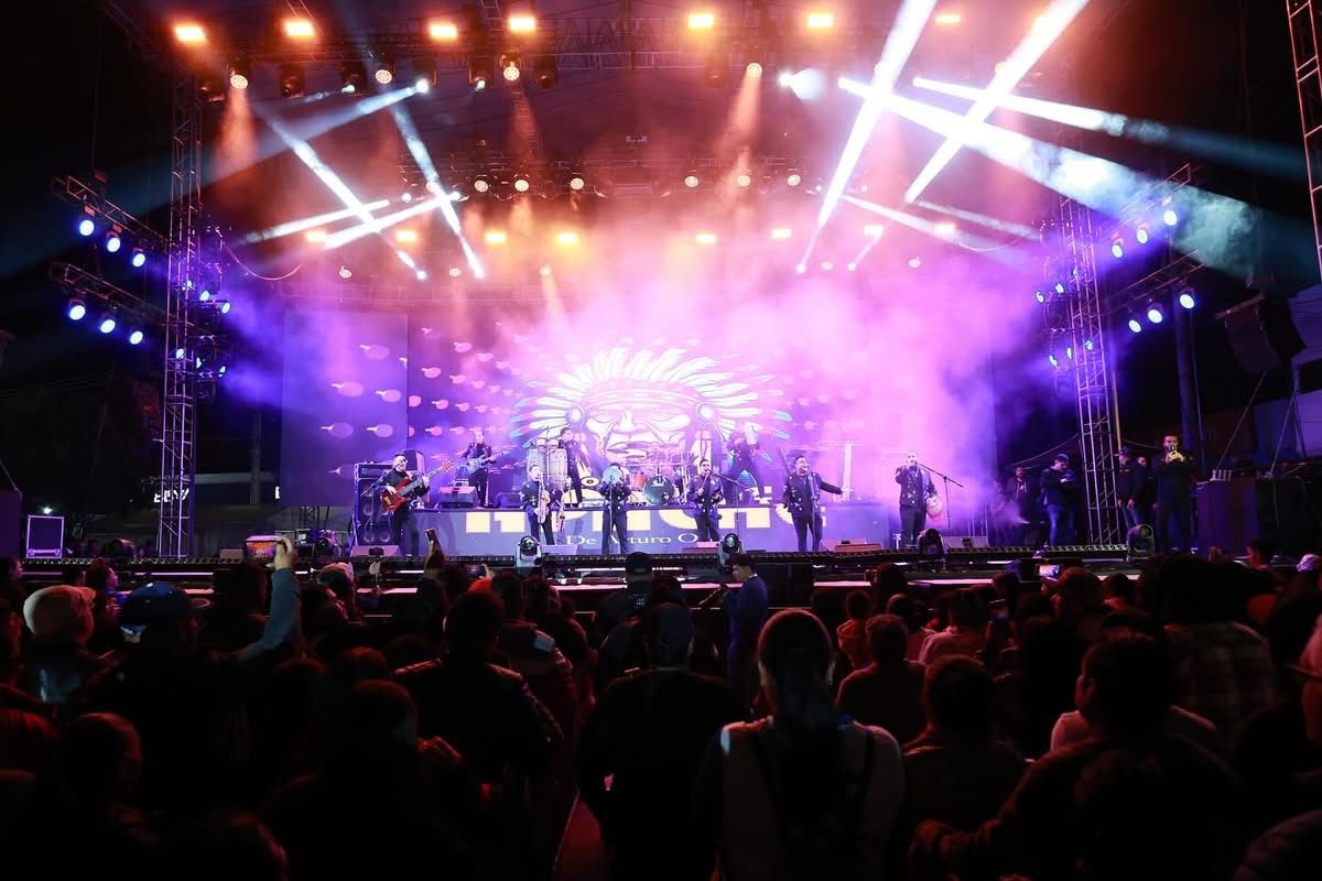 🔥🎶 ¡Tropicalisísimo Apache hizo vibrar el Teatro del Pueblo! 🎶🔥