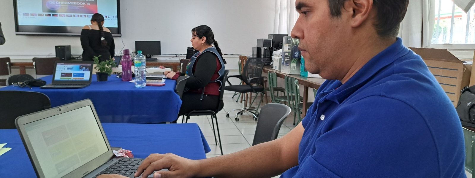 CON COMPUTADORAS Y NUEVAS TECNOLOGÍAS SE IMPULSA LA EDUCACIÓN EN AGUASCALIENTES