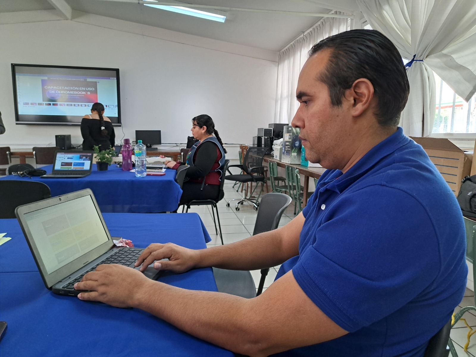 CON COMPUTADORAS Y NUEVAS TECNOLOGÍAS SE IMPULSA LA EDUCACIÓN EN AGUASCALIENTES