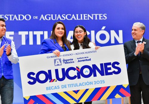 IMPULSA TERE JIMÉNEZ A JÓVENES ESTUDIANTES CON LA ENTREGA DE 1,000 BECAS DE TITULACIÓN