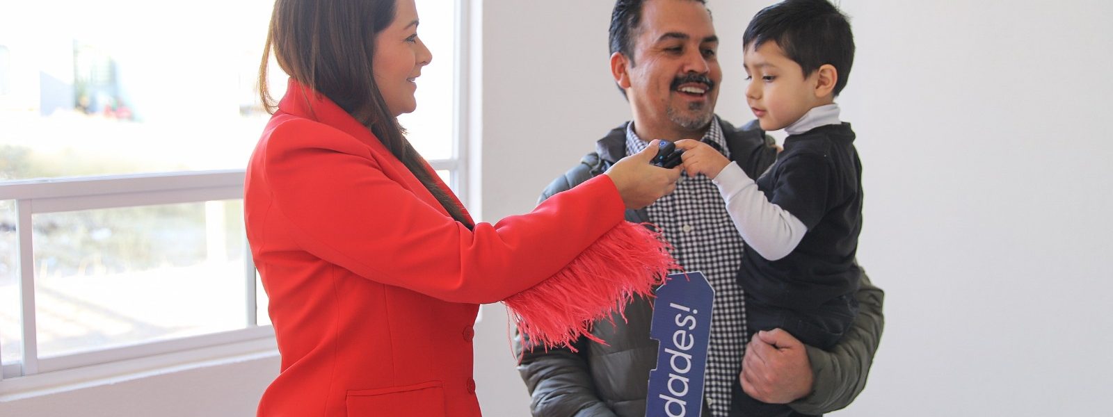 UN SUEÑO HECHO REALIDAD: TERE JIMÉNEZ ENTREGA CASA A PROFESOR GANADOR DEL SORTEO DEL DÍA DEL MAESTRO