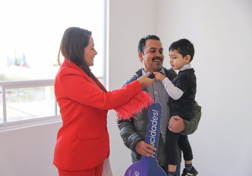 UN SUEÑO HECHO REALIDAD: TERE JIMÉNEZ ENTREGA CASA A PROFESOR GANADOR DEL SORTEO DEL DÍA DEL MAESTRO