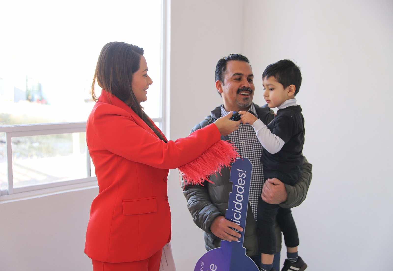 UN SUEÑO HECHO REALIDAD: TERE JIMÉNEZ ENTREGA CASA A PROFESOR GANADOR DEL SORTEO DEL DÍA DEL MAESTRO